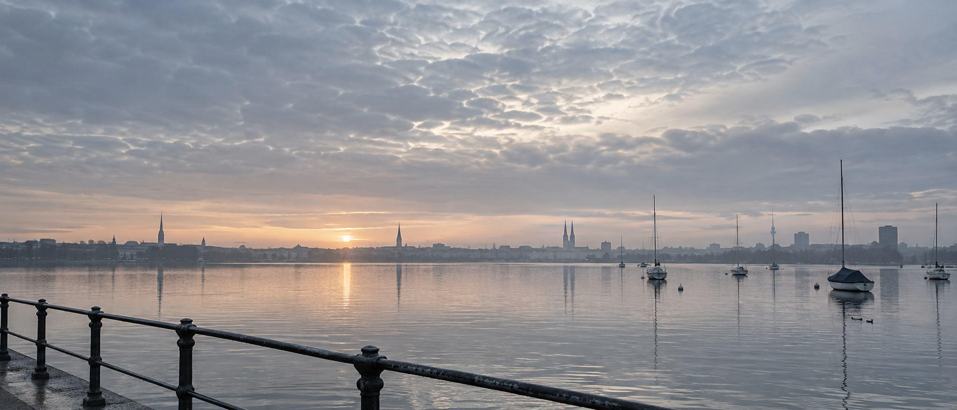 Die Außenalster im ersten Morgenlicht