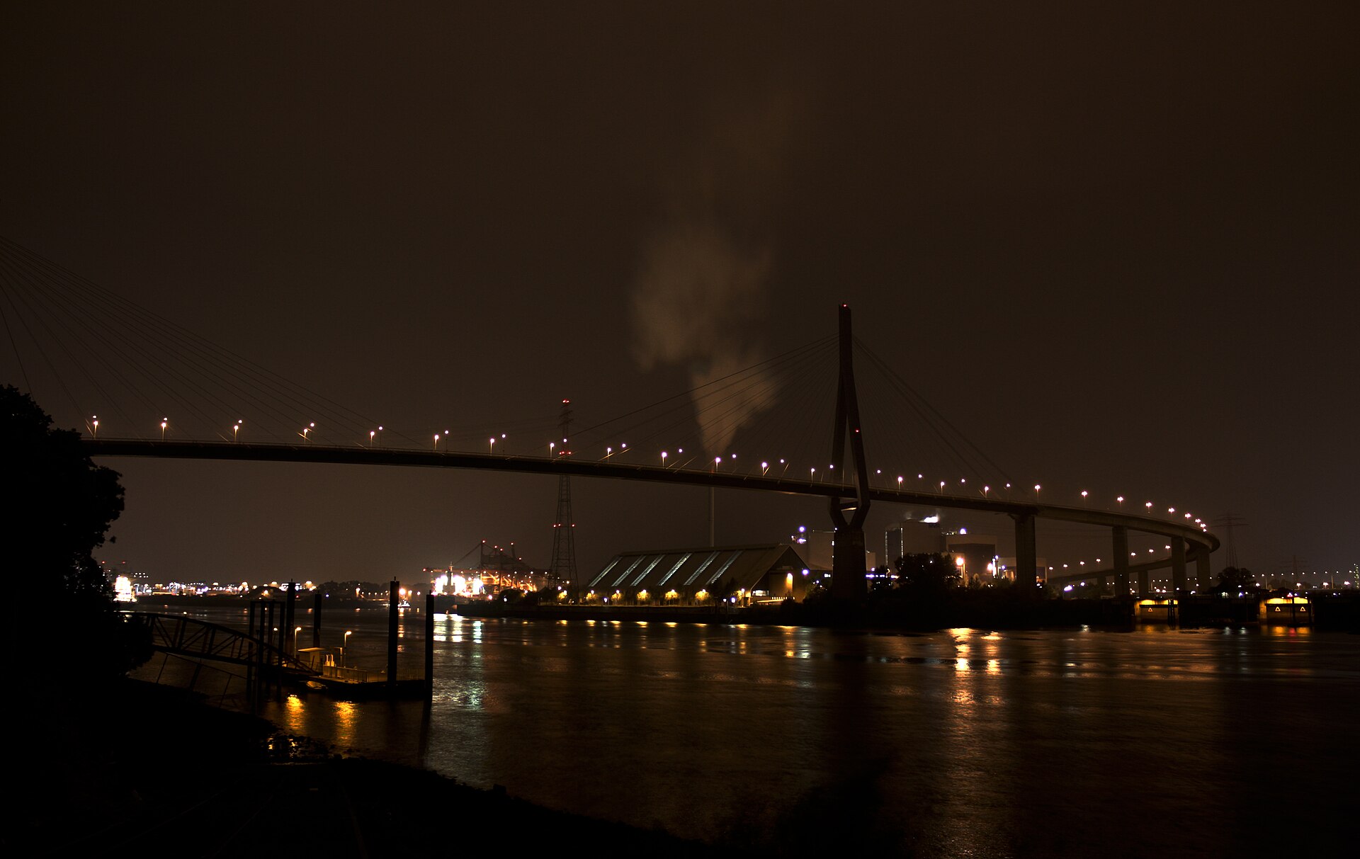 Die Köhlbrandbrücke über der Elbe bei Nacht